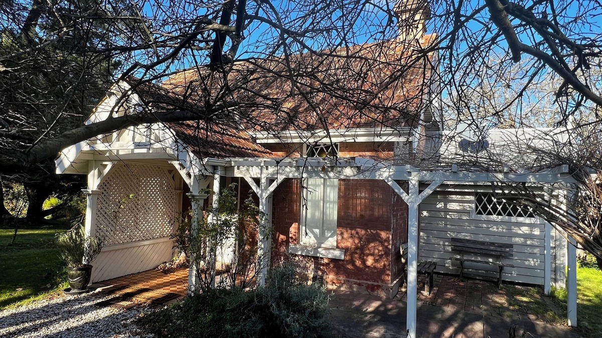 Moss Vale Cottage | Willow Cottage – Historic Southern Highlands Retreat with Fireplace & Patio