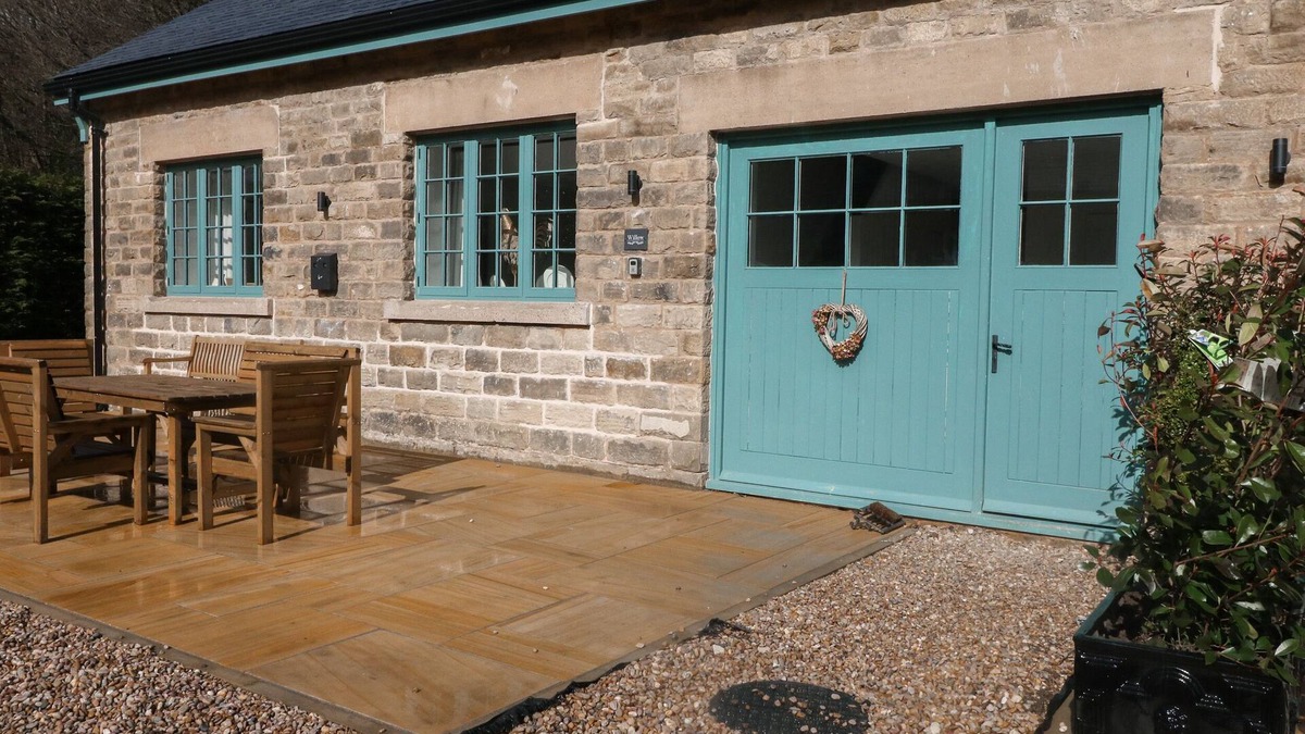Hollow Meadows Cottage | WILLOW COTTAGE, pet friendly, with a garden in Stocksbridge