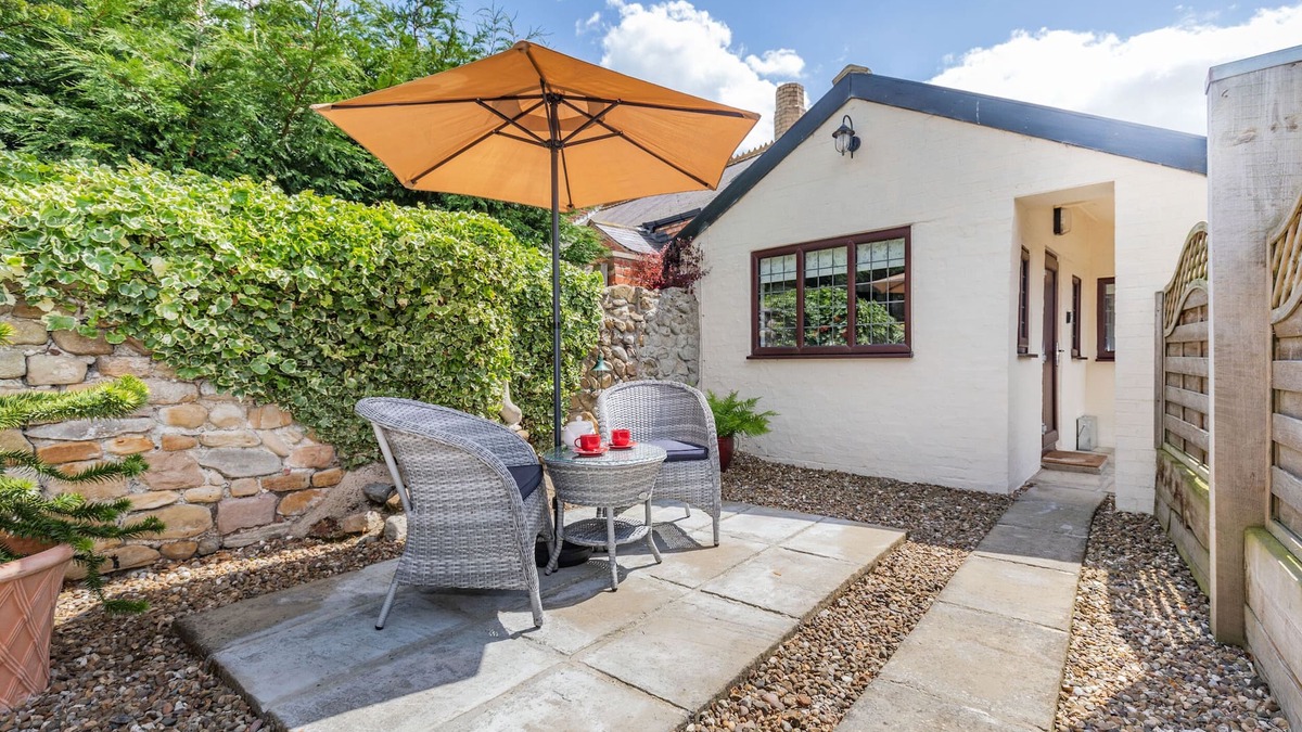 Ulrome Cottage | WILLOW COTTAGE, romantic, with hot tub in Skipsea