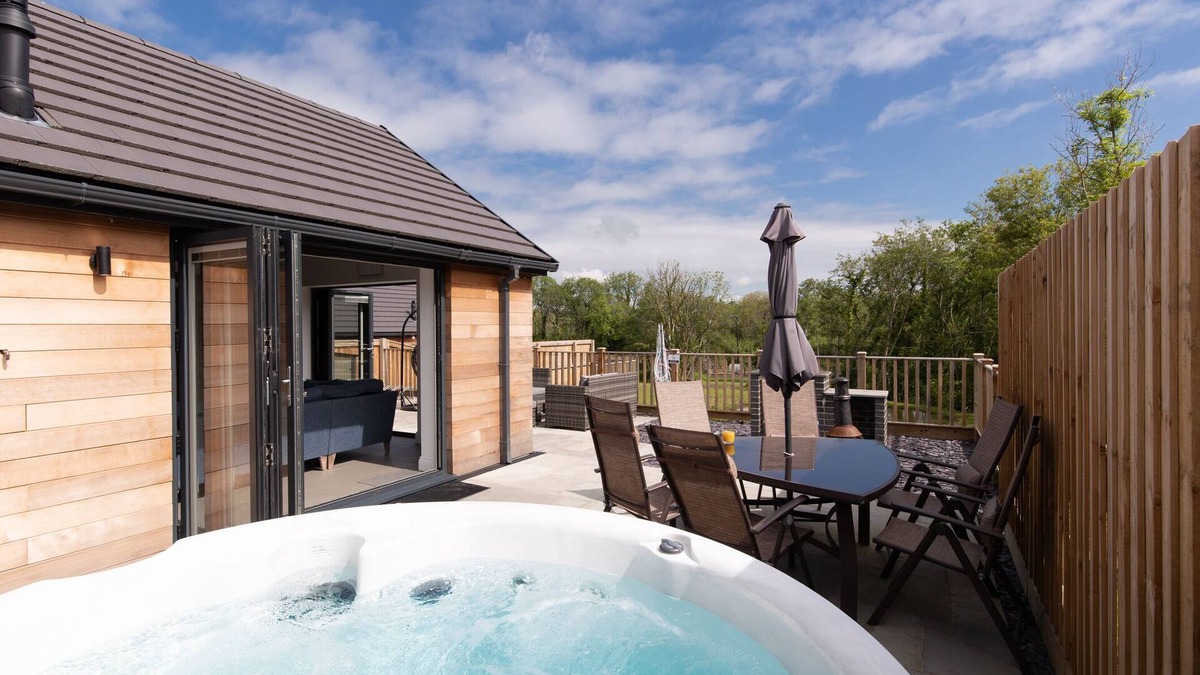 St. Florence Cottage | Willow Cottage with private hot tub