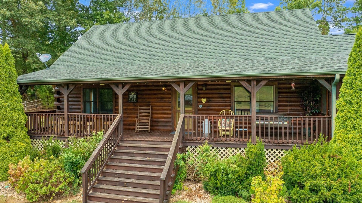 Mount Vernon Cabin | Willow Creek - Sleeps 8, Motorcycle Accessible, Hot Tub