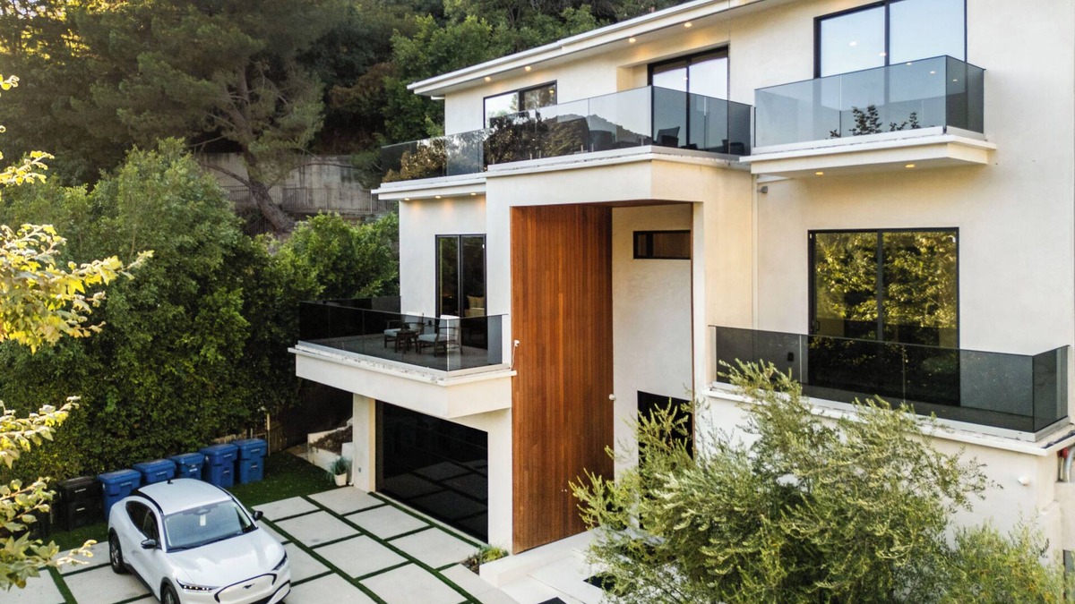 Laurel Canyon House | Willow Glen 2 - Warm Contemporary Estate with Open Floor Plan + Pool & Spa