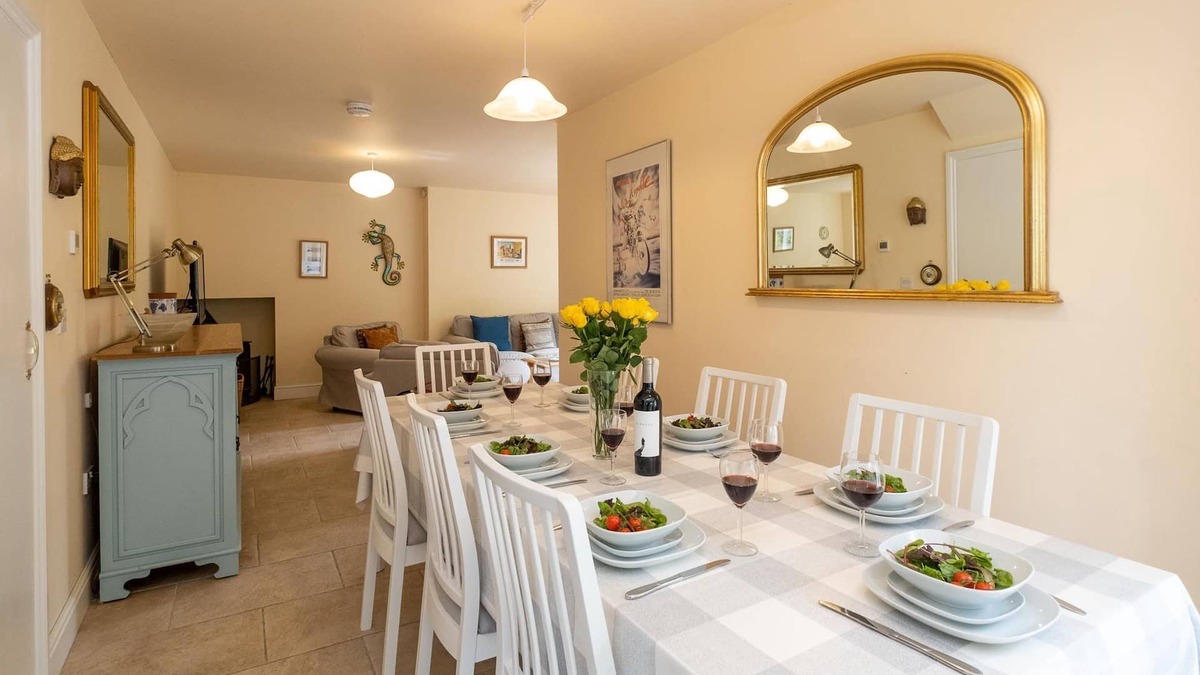 Knodishall Cottage | Willow House - sleeps 7 guests in 4 bedrooms