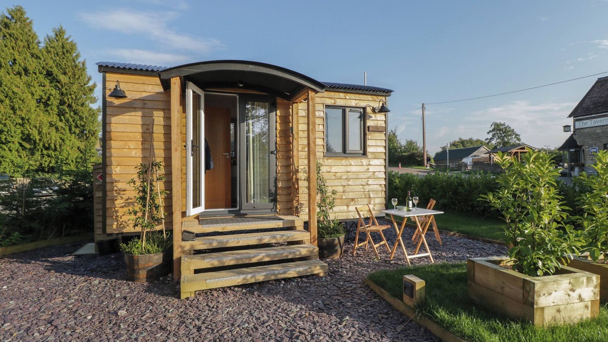 Kemble Cottage | WILLOW, pet friendly, with a garden in Kemble