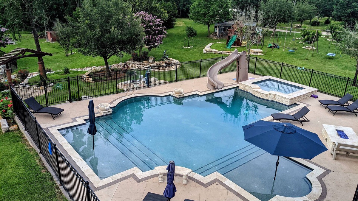 Wellborn House | Willow Run Estate, King Bed, Pool, Lake, Dock, Sports Court, Playground Sleeps9