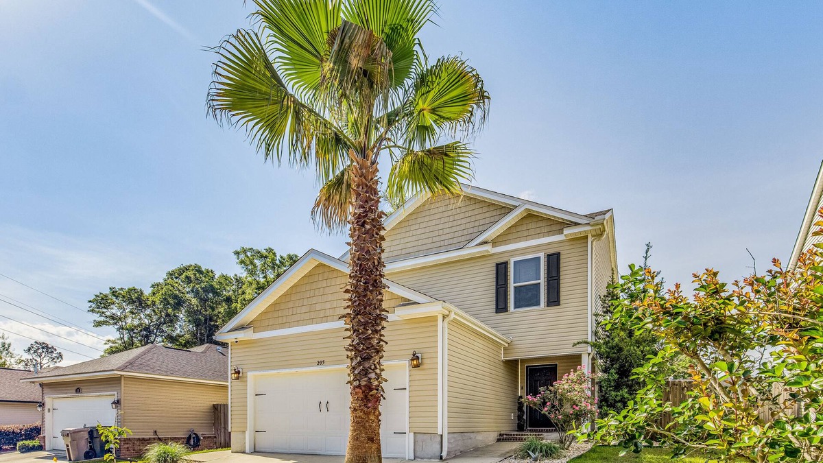 Brent House | Willow's Retreat: Modern Comforts Meet Outdoor Bliss in This Spacious Pensacola Haven