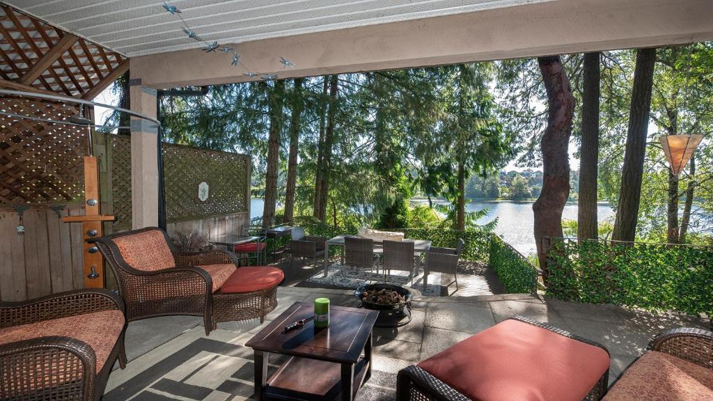 Langford House | Willow Suite - Lakeside Retreat