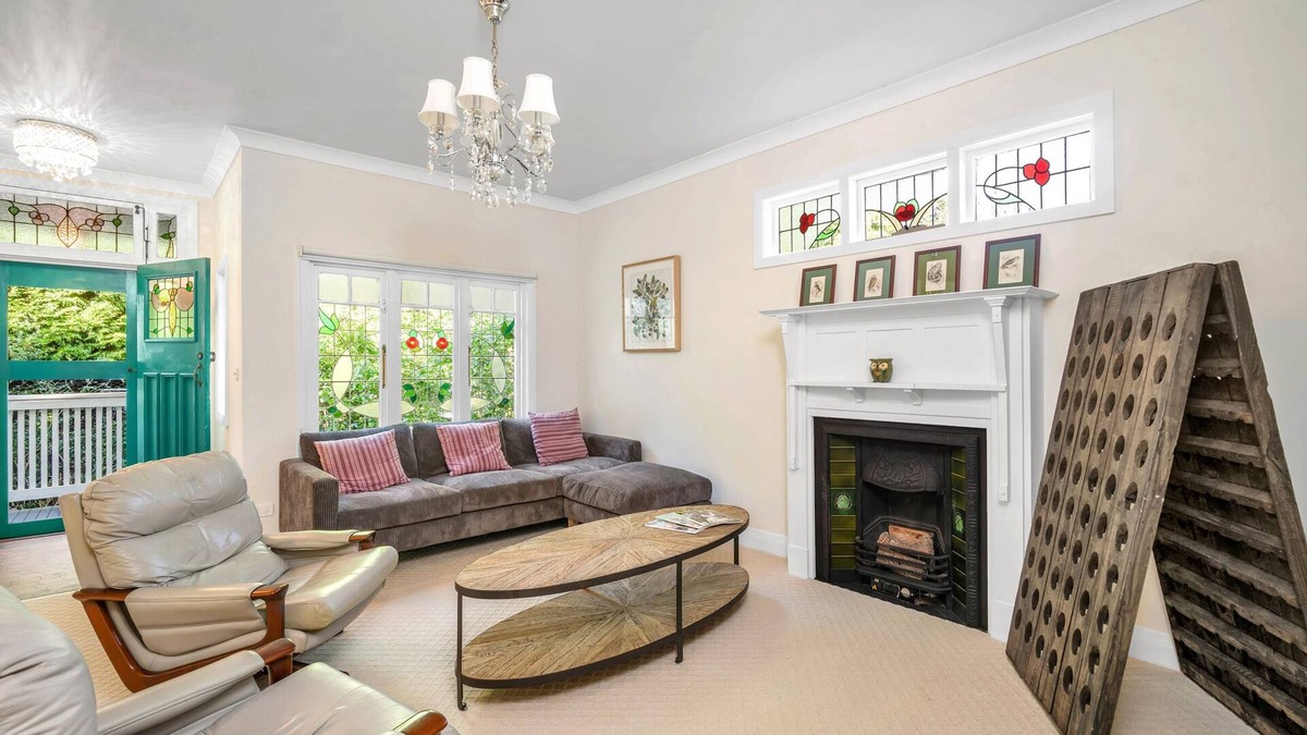 Bundanoon House | Willow Tree Cottage. Bright, Airy & Jazzy.