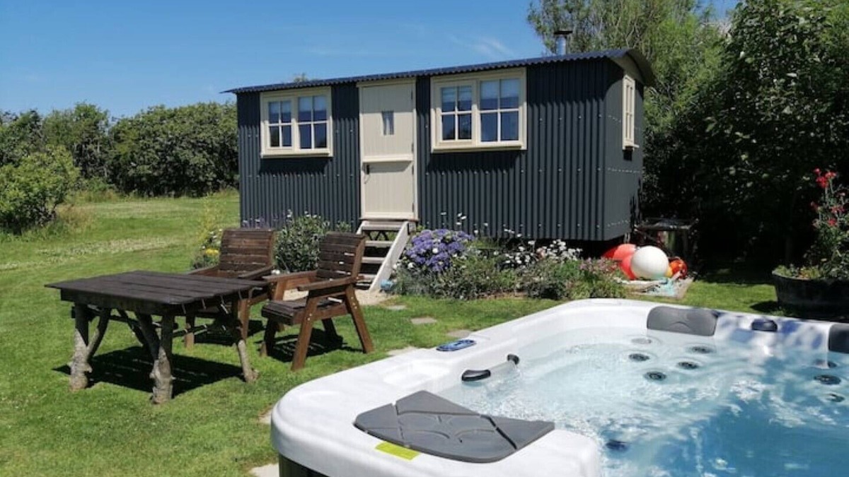 Bude House | Willow Tree Shepherd's Hut with optional hot tub and shared EV charger.