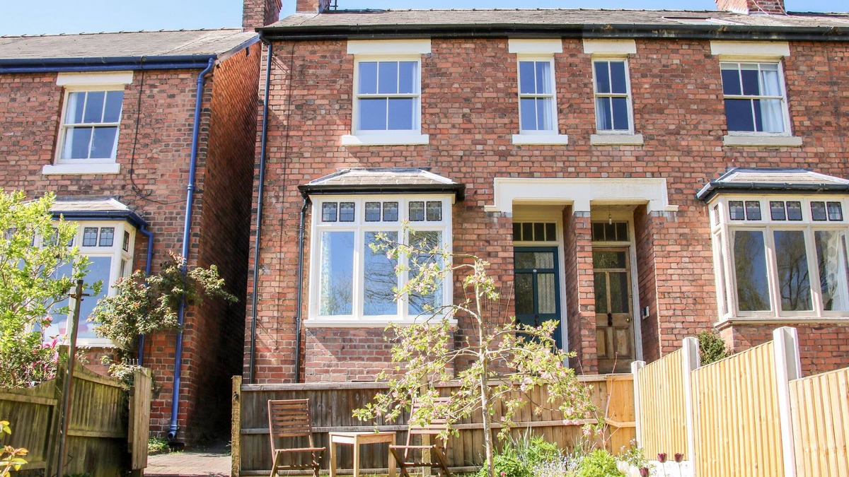 Shrewsbury Cottage | WILLOW VIEW, family friendly, character holiday cottage in Shrewsbury