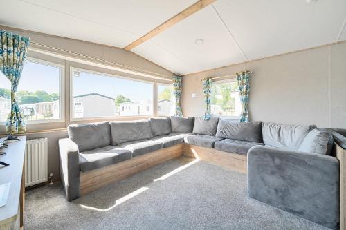 Great Houghton House | Willowbrook Hideaway - Billing Aquadrome