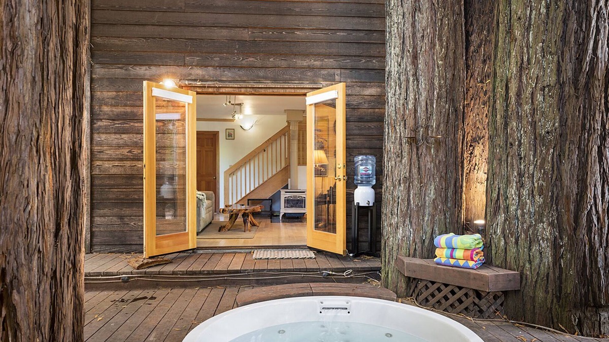 Northwood Cabin | Willowhaven ~ Beautifully Crafted Redwood Home, Spa, Woof!