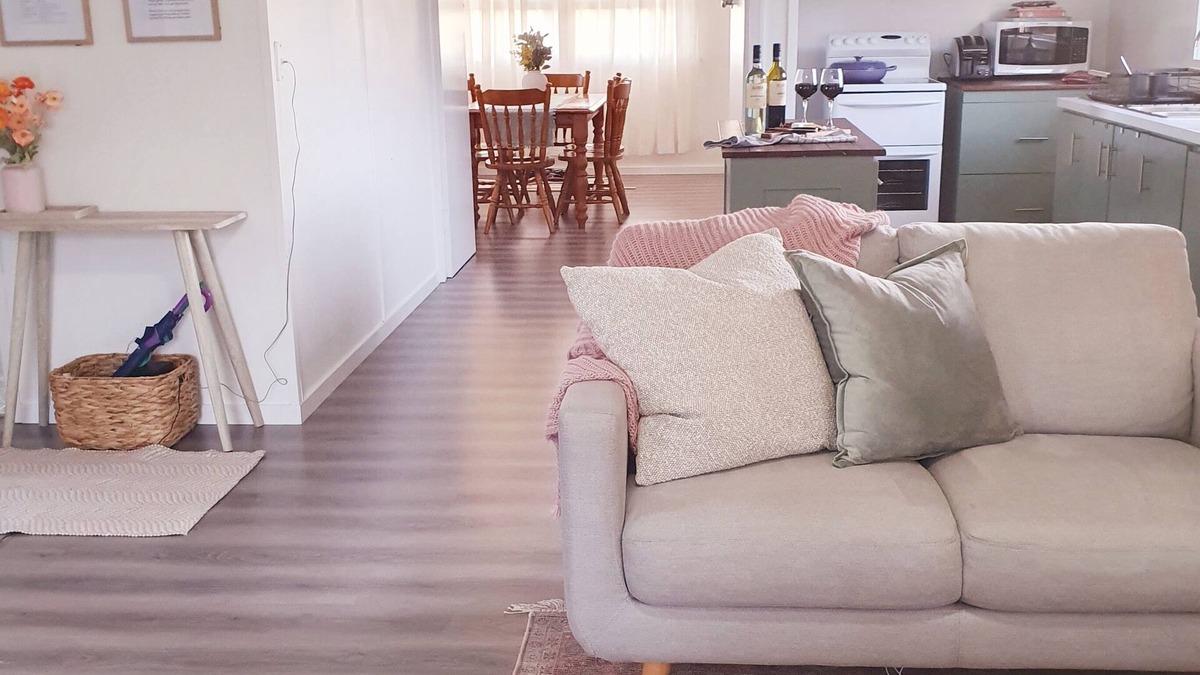 Stanthorpe Cottage | Willows Cottage, 5 mins walk from town, quite street overlooking steam railway.