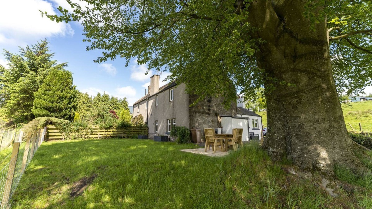 Falkirk Cottage | Wilson's Cottage - sleeps 4 guests in 2 bedrooms