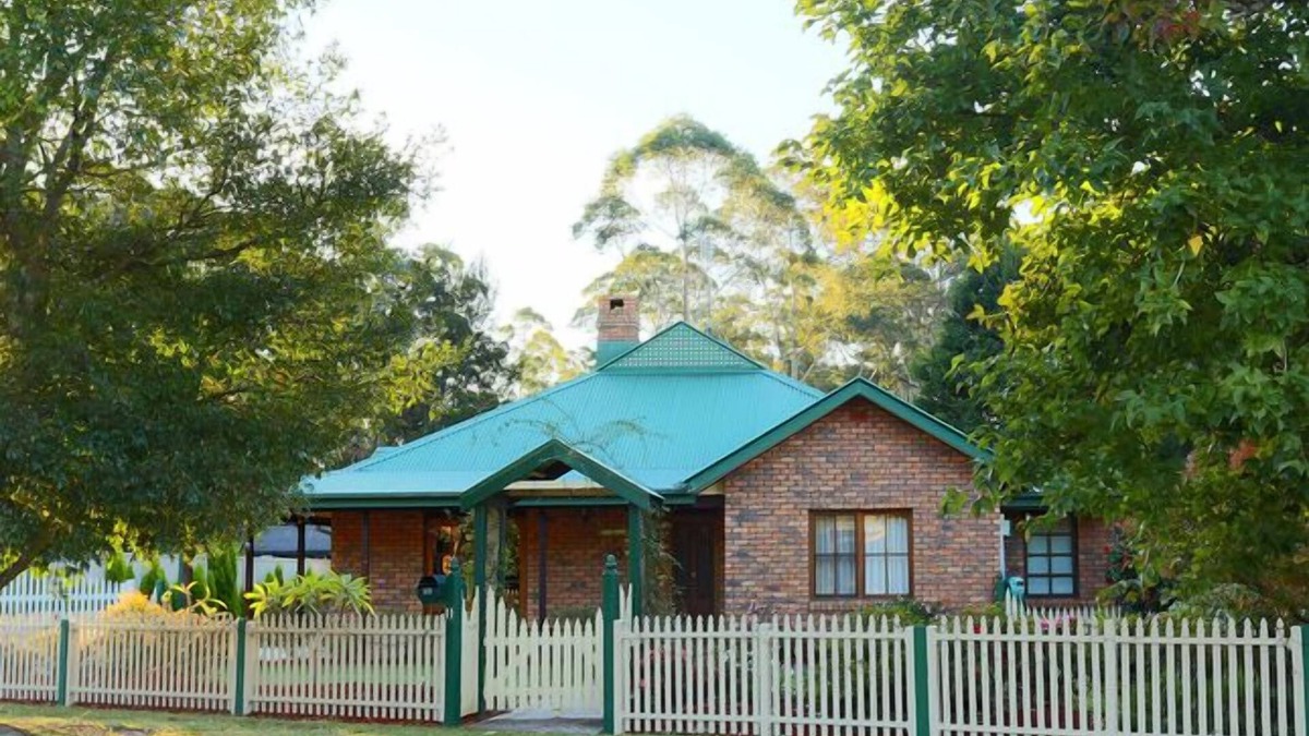 Surf Beach House | Wimbie Beach - Family getaway - "Sandy Paws" - 250 meter walk to beach