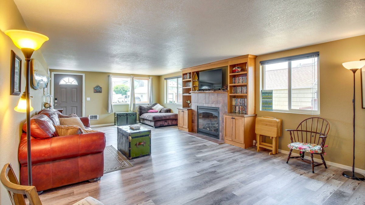 Winchester Bay House | Winchester Bay Vacation Rental Near Dunes & ATV!