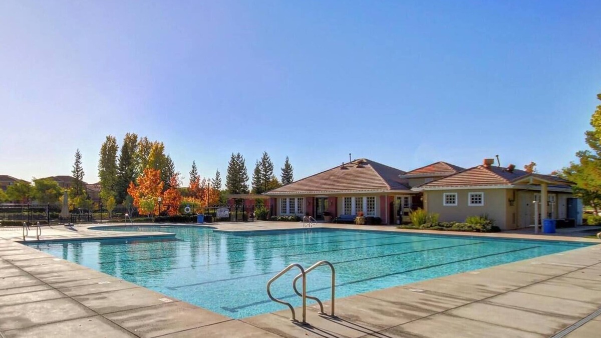 Westlake House | WIND HOUSE Luxury Next to Downtown OldTown Airport SleepTrain Arena Pool Sauna