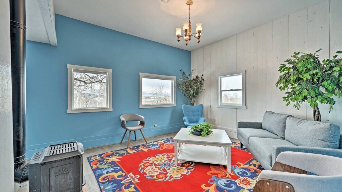 Lander Apartment | Wind River Quarters ⁓Saltwater hot tub ⁓Mtn views ⁓5 minutes to Down Town Lander