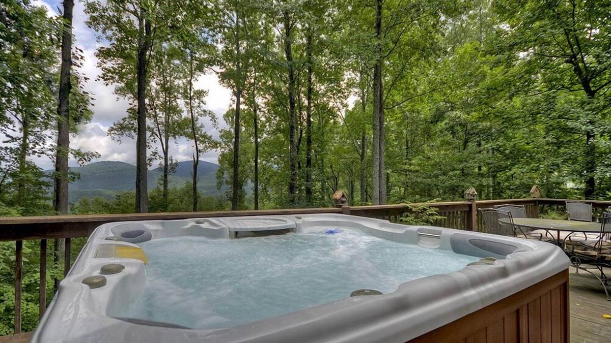 Walnut Mountain Cabin | Wind Rush- Pet-friendly retreat featuring breathtaking mountain views, hot tub, WiFi, paved roads, and convenient proximity to downtown Ellija
