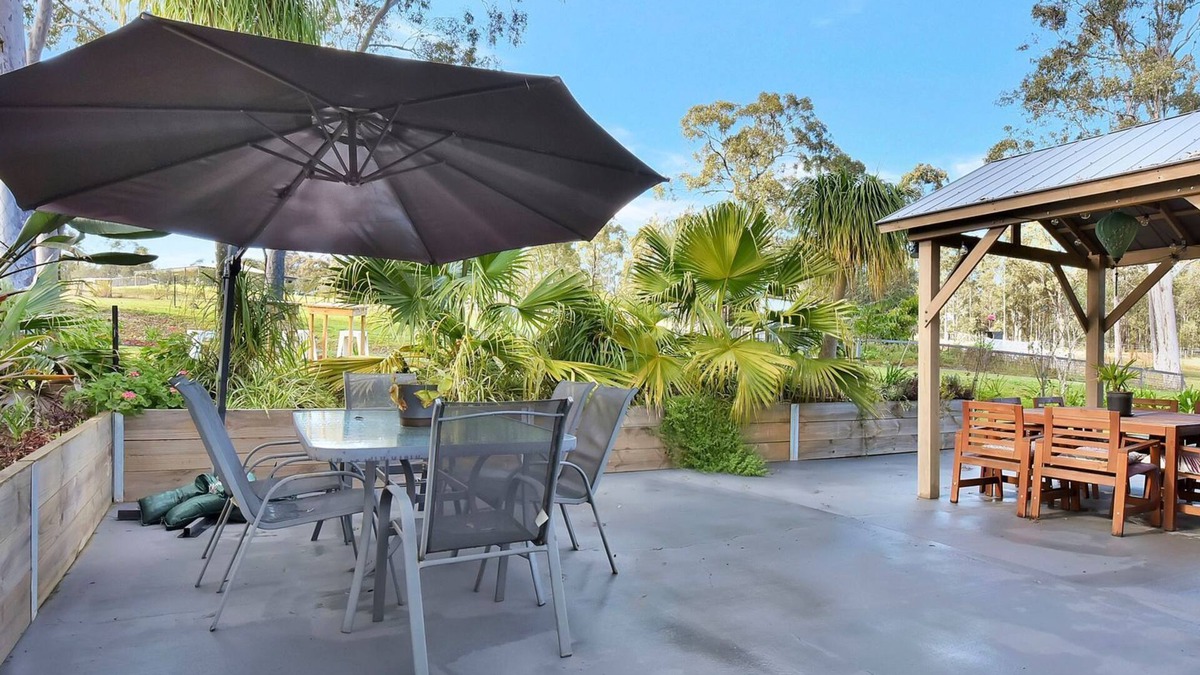 North Rothbury House | Windella Cottage, comfortable 3-bedroom home offers a relaxed rural getaway,