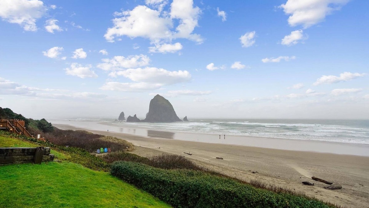 Downtown Cannon Beach House | Windjammer - Beachfront! - Beachcomber Vacation Homes