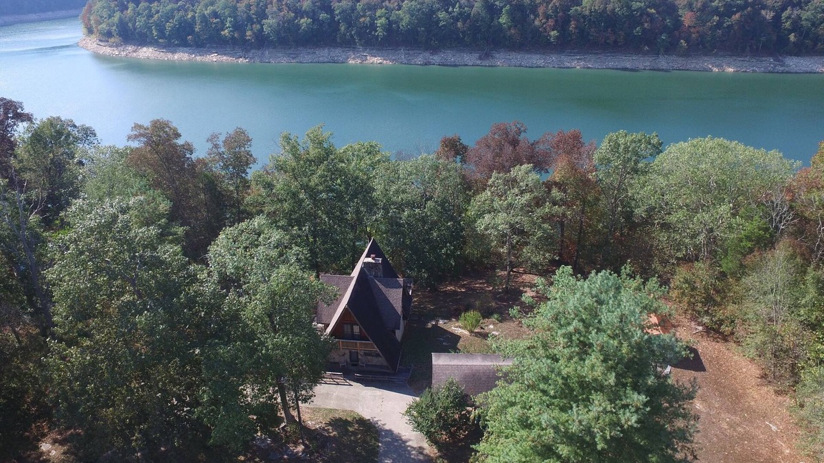 Burnside House | Window Lake, Glass View of Lake Cumberland, Minutes to Safe Harbor Marina