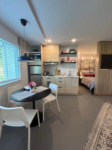 April Sound Apartment | Window to Paris Studio on Lake Conroe