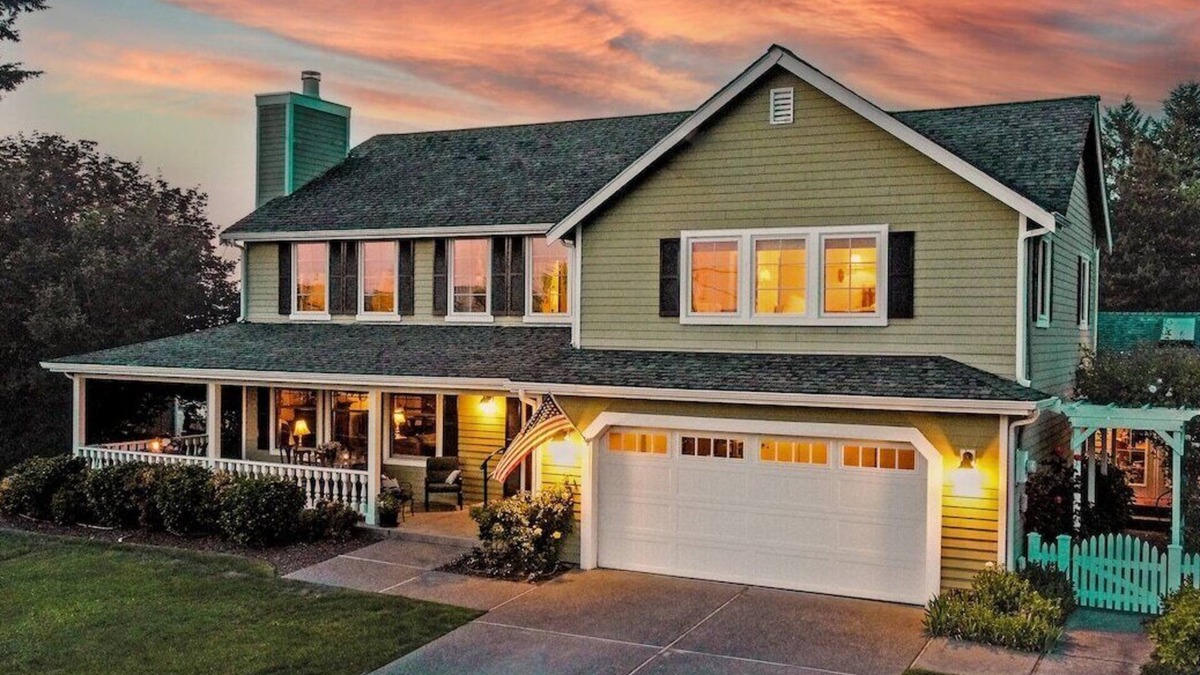 Bow House | Windrush House · Summer Sale! Hot Tub. Grill. Views.