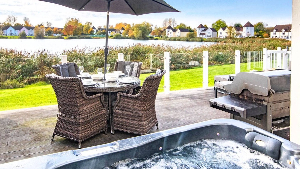 South Cerney House | Windrush Lake 66, Sun Kissed Lodge