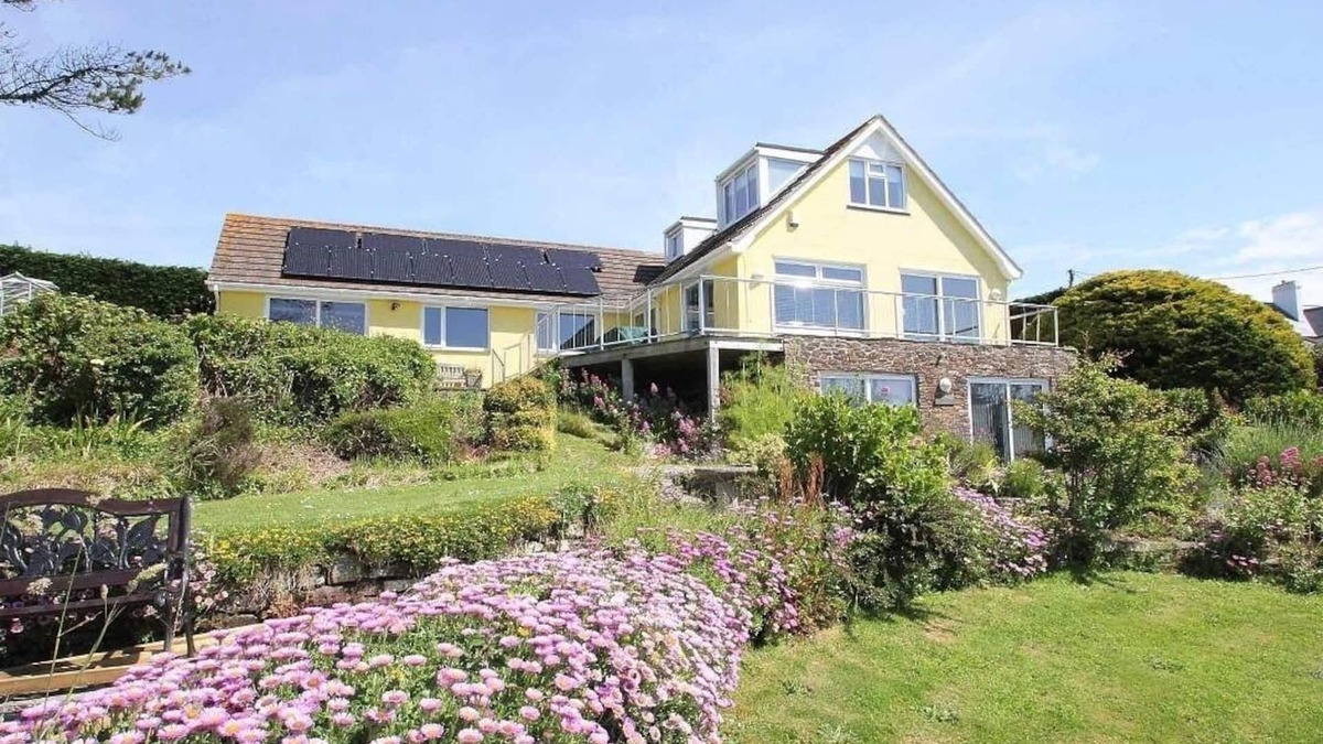 Trenance House | WINDRUSH, pet friendly, country holiday cottage in Newquay
