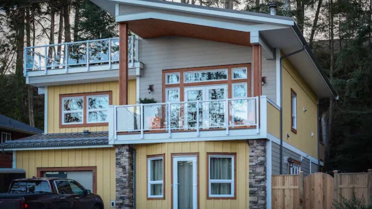 Comox House | Windslow Guest Suite at Kye Bay Beach in Comox