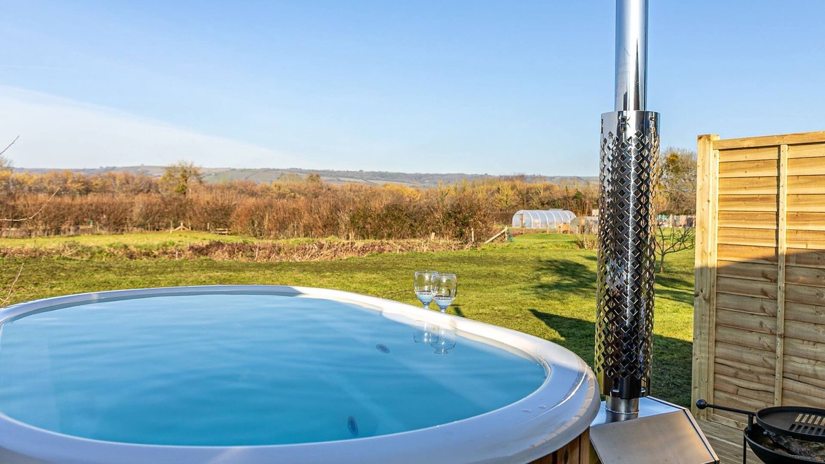 Wells Cabin | Windsor, Apple Tree Glamping - a chalet that sleeps 2 guests in 1 bedroom