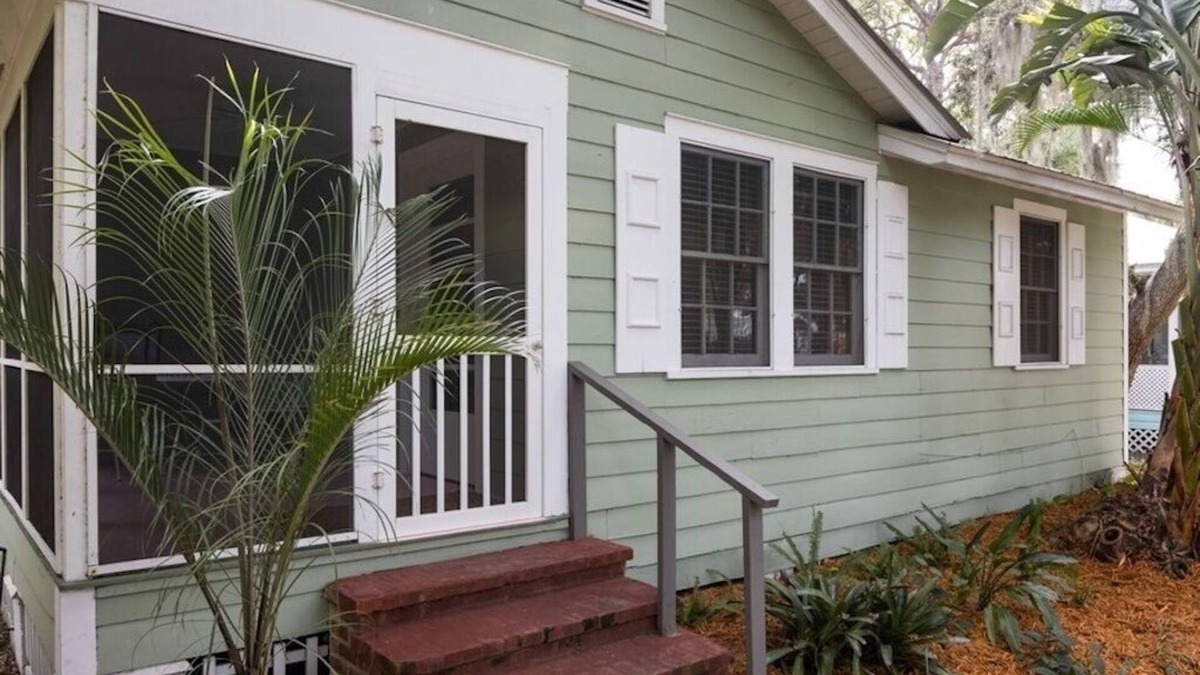Indian Beach Sapphire Shores House | Windsor Bungalow Retreat- come for work and relaxation