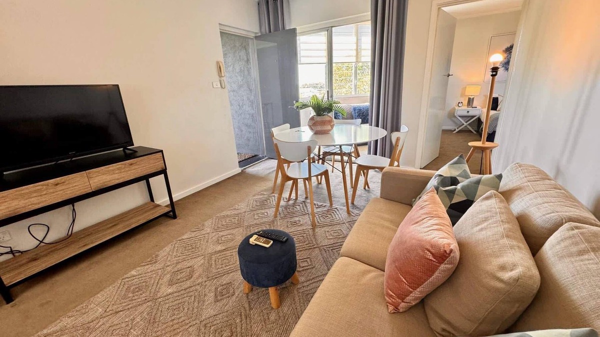 Windsor Apartment | Windsor Prahran Sunny Spacious 1 Bed with Sunroom