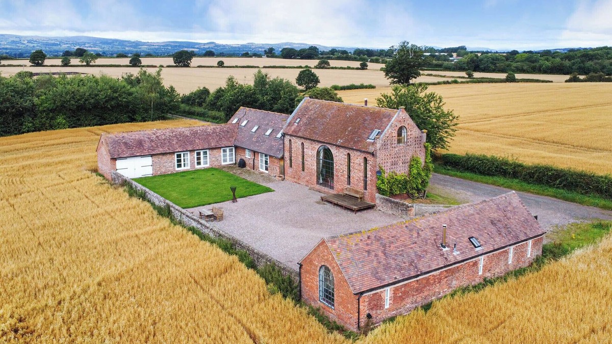 Eaton Mascott Cottage | WINDY MUNDY FARM, pet friendly, luxury holiday cottage in Shrewsbury