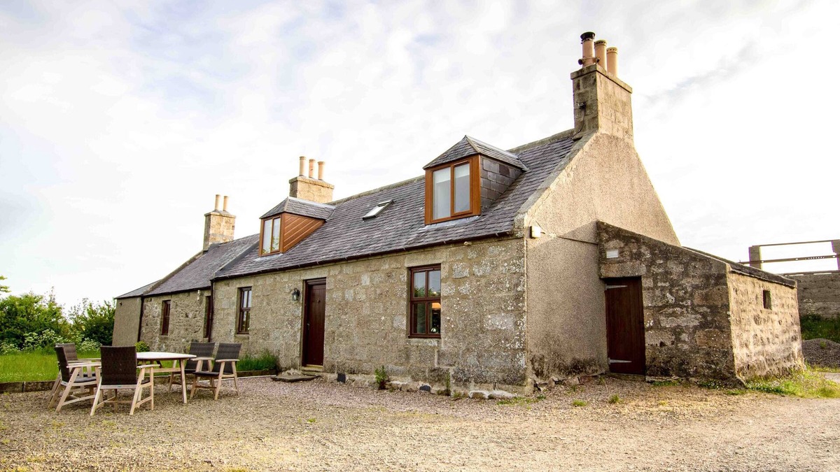 Fraserburgh Cottage | Windyheads Bothy. 5 bed, 2 bathroom with Hot tub, Sauna and Plunge