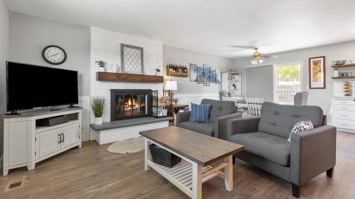 Prosser House | Wine Country: Dual living rooms, Close to downtown, Great views
