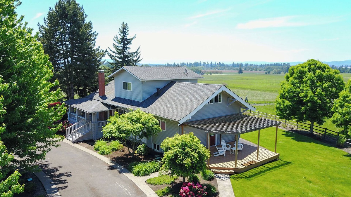 Dayton Other | Wine Country Farmhouse with Gourmet Kitchen. Perfect for Large Groups.
