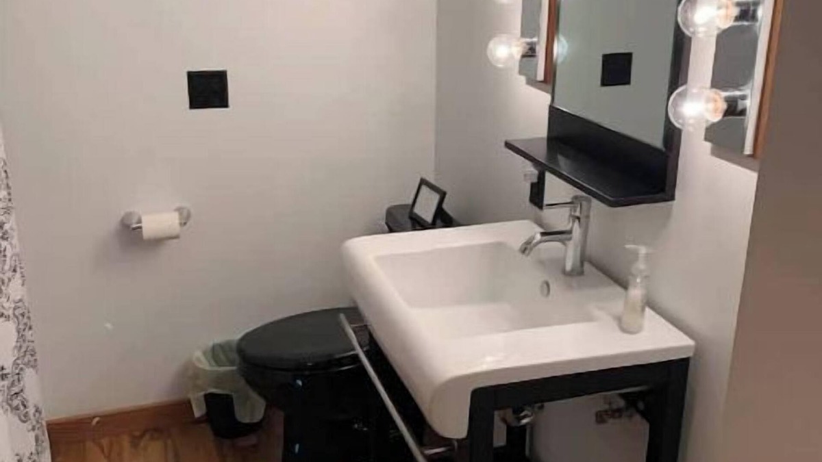 Cobden House | Wine Country Suite B - Hike, Bike, Canoe & Winenn