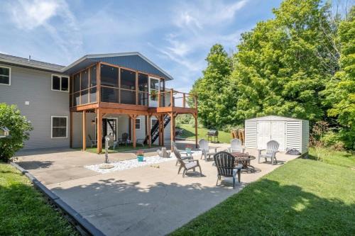 Fennville House | Wine Down Cottage - Summer and Winter Adventures!