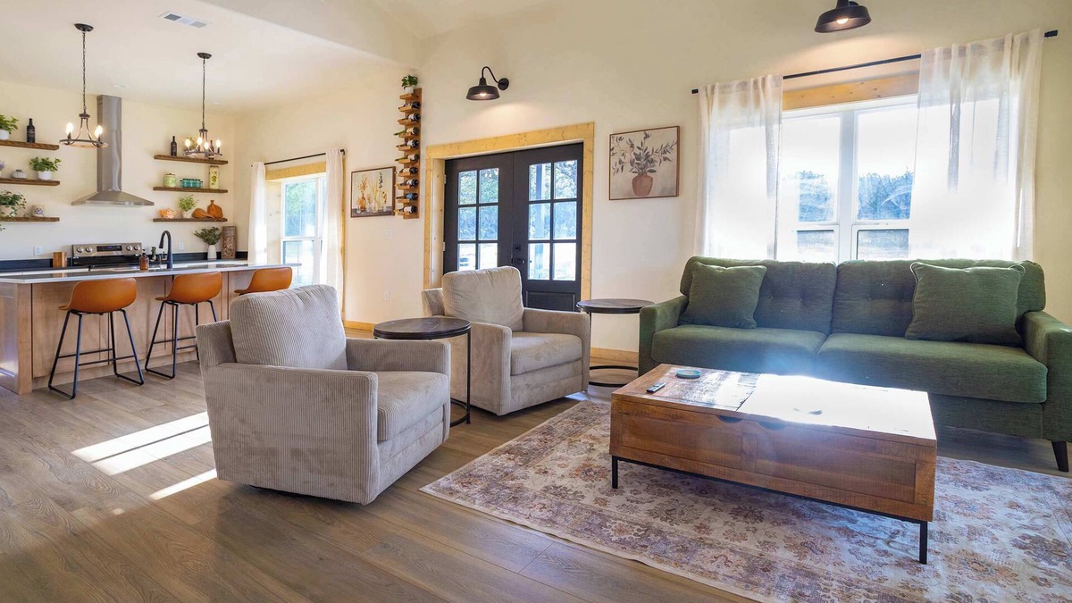 Johnson City House | Wine Down – Hill Country Retreat