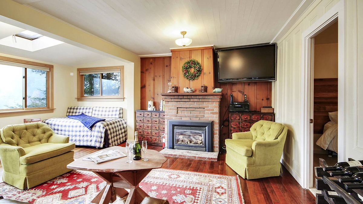 Monte Rio Cabin | Wine Down ~ Hot Tub, Dog Friendly, On the River