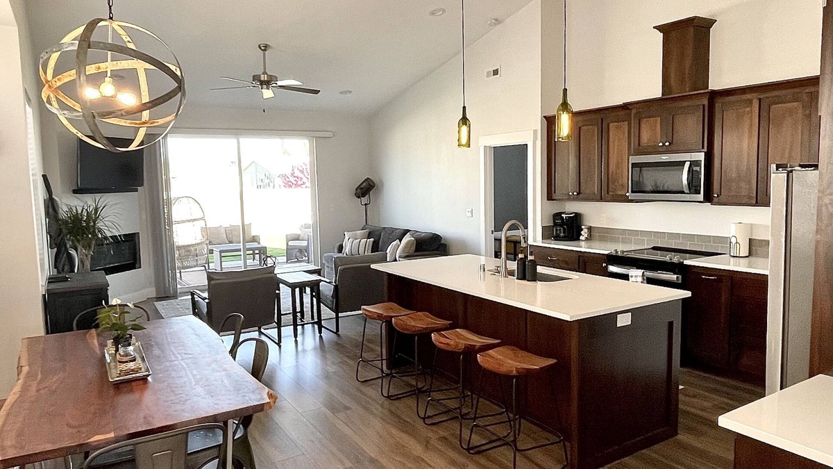 Prosser House | Wine Down the Townhome