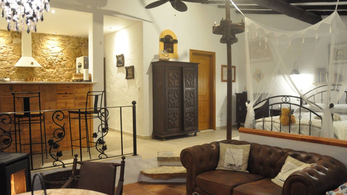 Obidos Cottage | Wine lovers romantic rural barn 7 km from Obidos complete with wine press!