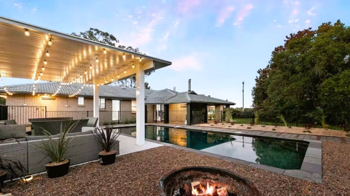 Nulkaba House | Wine Stop Quarters Pool, Tour, Pickup Wineries