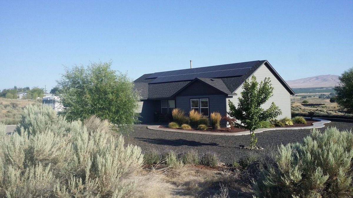 Benton City House | Wine tasting from this eco-friendly home with stunning views.