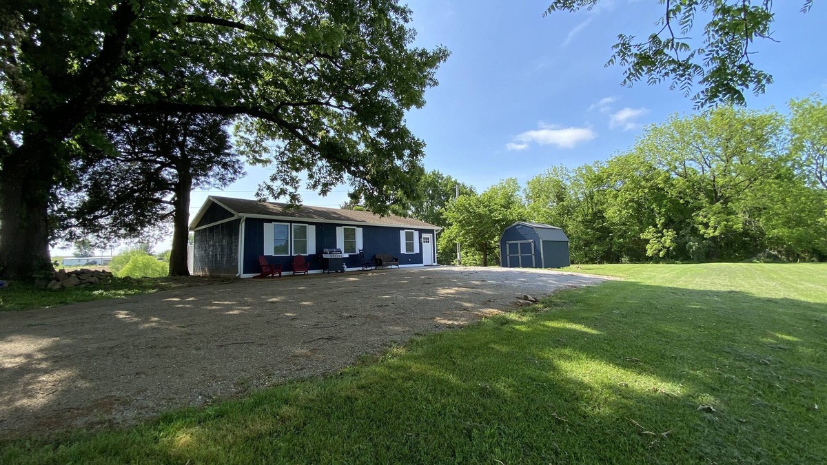 Cobden House | Wine Trail, Cozy Cabin plus hot tub