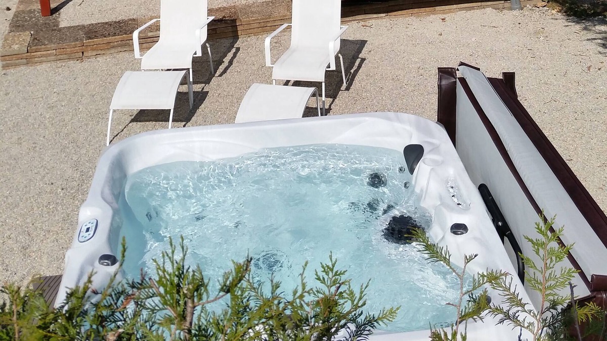 Jaulny Ski Chalet | Wine trailer and private spa