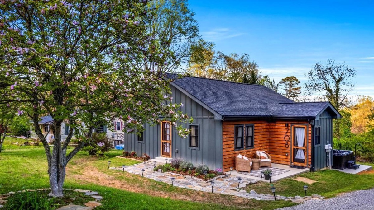 Balfour House | Wine & Wood-Wine Room Hot-Tub 5 Mins to Downtown