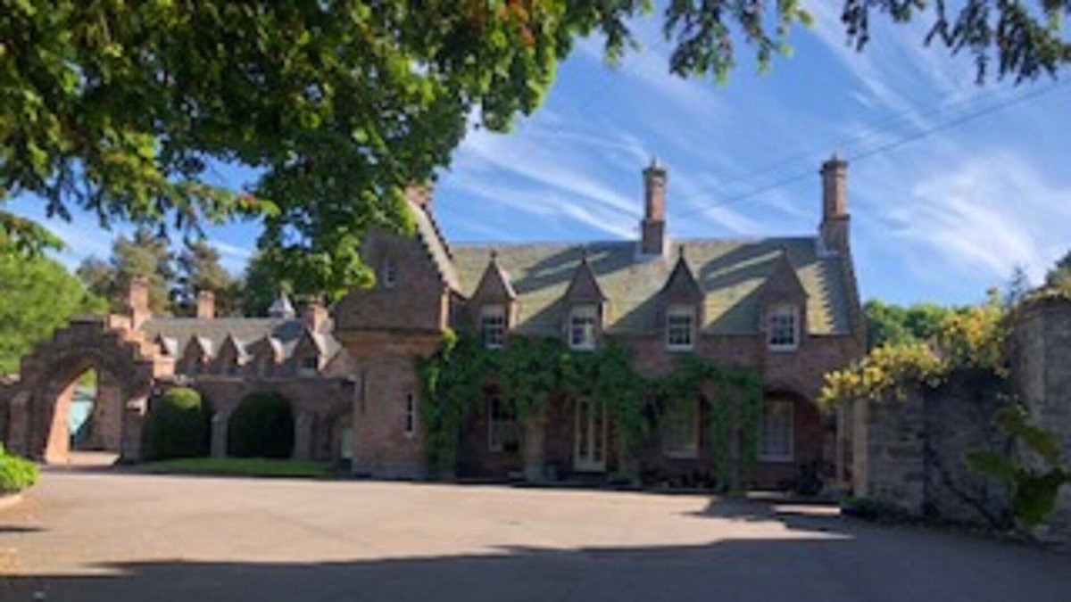Aberlady Apartment | Wing Of Historic Luffness Castle. One twin and one single bedroom